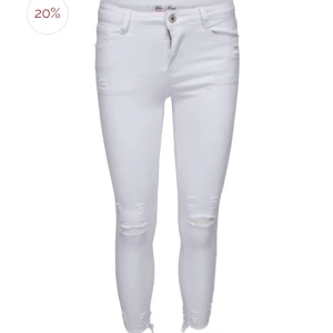 Svarta jeans från Butiken Chelsea - Första bilden är lånad, säljer likadana som på första bilden fast i svarta. Jeansen är i storlek 34 från butiken Chelsea i Göteborg. Råkade köpa fel storlek och bor långt ifrån butiken så kunde inte lämna tillbaka. Jeansen är endast testade så i superskick. Kontakta mig vid frågor, frakt tillkommer.