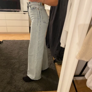 Wide leg jeans - Säljer dessa slutsålda wide leg jeansen från zara. Använda endast 1 gång och därför vill jag sälja. Innerbenslängden är 76cm ❤️ budgivning om det är stort intresse