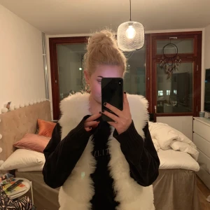 pälsväst vit storlek S/M - 💞❤️SUPERFIN pälsväst aldrig använd!!!!!!!❤️💞Storlek S/M och passar för både och. Säljer för 100kronor, kan gå ner vid snabb affär. köparen står för frakten. 