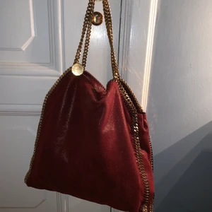 Stella McCartney large tote bag  - En vinröd large tote bag från Stella som inte tillverkas längre, inköpt i Dubai för några år sen men fortfarande bra kvalite. Har inte kvar kvittot