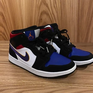 Air Jordan 1  - Säljer dessa jordan 1s (säljer även ett annat par så kolla min profil). Skorna har använts lite men är i väldigt bra skick. Det är dock lite slitningar på tyget vilket syns på tredje bilden. Kontakta mig om du vill ha fler bilder. Buda i kommentarerna eller skriv privat. Högsta bud just nu: 950 kr + frakt! 