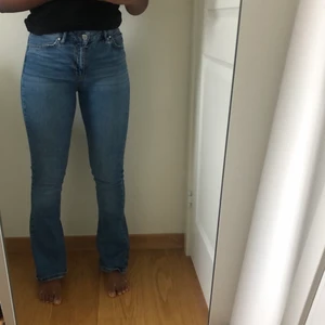 Blåa bootcut jeans ifrån gina - Nypris 299kr storlek xs (34)