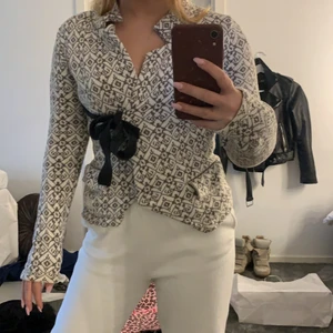 Odd Molly kofta  - Odd Molly kofta i storlek 0, knappt använd och är i en grå vit färg, så fin