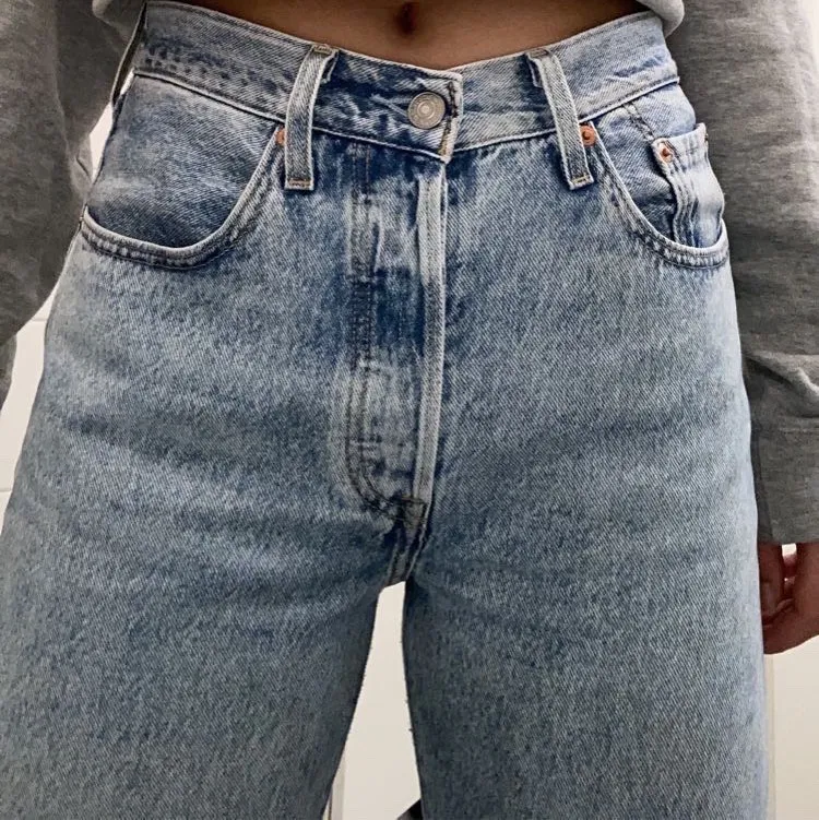 Säljer mina levi’s 501 jeans!! Det är inget fel på dem, supersköna, men kommer inte till användning längre. Jag är 165 cm lång och det går strax över fotknölarna på mig.✨ skicka gärna meddelande om du har några frågor! Bjuder på frakten✨. Jeans & Byxor.