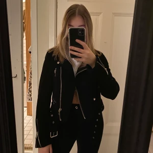 Mocka-biker jacka - Mockajacka från Zara som endast är använd några få gånger så som ny. Skriv privat vid funderingar, köparen står för frakt💕