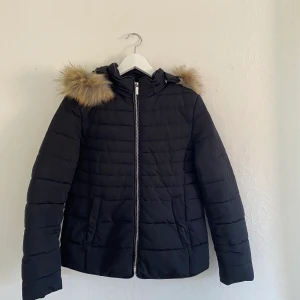 Crocker vinterjacka svart - Svart crocker vinterjacka som har använts en vinter. Köpt för 1200kr. Köpare står för frakt