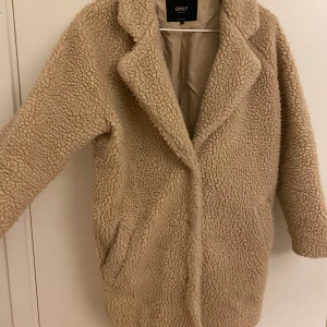Teddy jacka - Mysig Teddy jacka i beige 🤎 använt skick. 