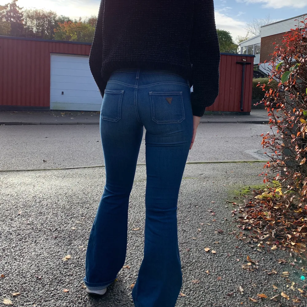 Bootcut byxor från Guess i storlek 25. Jag har storlek 36/28 i byxor (ibland 27 beror på modellen) och är 1,63 m lång, och dessa passar mig bra, lite förvirrande att de är i storlek 25. Frakt ingår ej men kan mötas upp❣️⚡️. Jeans & Byxor.