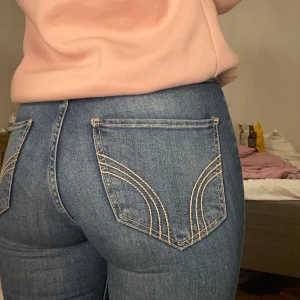 Hollister jeans - Snygga jeans från hollister som tyvärr inte kommer till användning. Passar mig som är 162cm och i vanliga fall är 25 i midjan. Jeansen är i strl w23 l28 och i modellen High-rised super skinny. Sparsamt använda och är i bra skick, inga defekter. Köper man tillsammans med de andra jeansen från hollister får man de för 250kr istället för 300kr! (Frakt är ej inkluderat i priset, produkten finns kvar tills det står att den är såld)