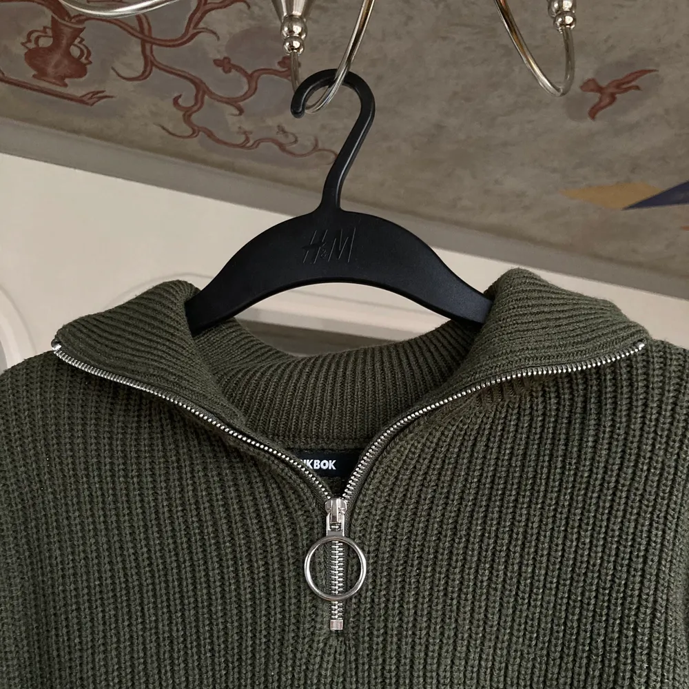 Fin mörkgrön stickad tröja med zip-up krage i storlek XS. Köparen står för frakt! (Frakten är spårbar) . Tröjor & Koftor.