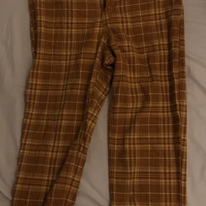 Monki byxor  - Jätte fina gul oranga byxor från monki säljs då dom blivit för små. 