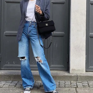 Gina tricot jeans  - Säljer dessa fina blåa jeans från Gina då jag inte använder dom alls, har använt ett fåtal gånger. Helt slutsålda på nätet 