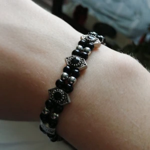 Svart armband  - Armband med pärlor i svart och silver. Frakt ingår! 