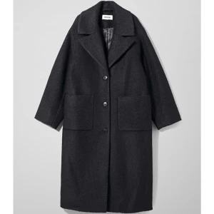 Kappa från Weekday - Supergo kappa från Weekday! Varm och skön, oversized i modellen🥰(originalpris 1500kr)