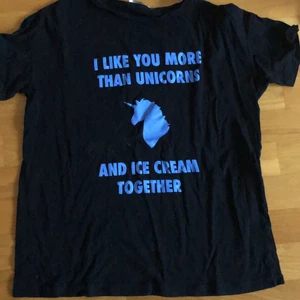 tröja med tryck  - svart t-shirt med blått tryck, stor och mysig att tex sova i 