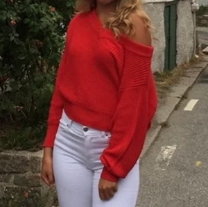 Röd of shoulder tröja - En röd stickad of shoulder tröja i strl S från Gina tricot. Möts i Stockholm eller köparen står för frakt