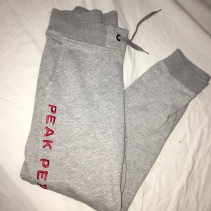 Peak performance st 150 - Jätte sköna mjukis byxor, skönt material inuti & är i väldigt bra skick💗 säljer dom för att de är tyvärr för små för mig, själv köpt dem för 650kr