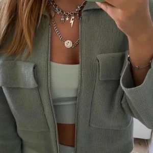 Kofta  - Säljer denna jättefina och trendig gröna kofta! Superbra skick, passar s-m💛 frakt tillkommer📦 BUDA I KOMMENTARERNA💕💕💕