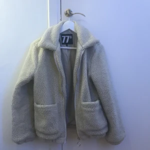 Beige teddyjacka  - Säljer denna beiga teddyjacka i storlek 34 (passar mig som är 36/38) då den inte kommer till användning längre💛Skitsnygg nu till hösten🤩