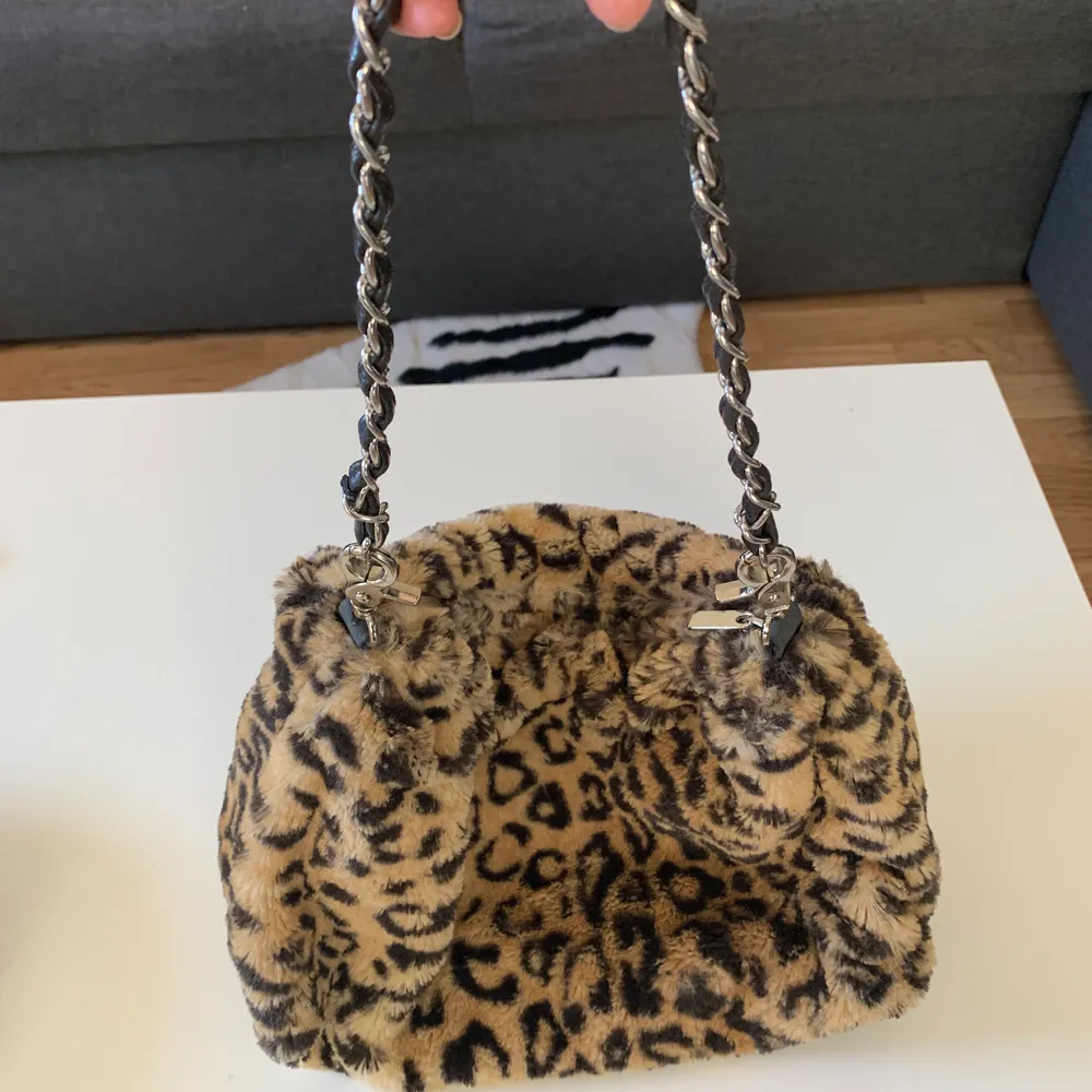 Leopard purse, bought from second hand so don’t know the brand but kinda dollskill style. Shipping is not included and check my other items aswell. 🥰💖⚡️. Väskor.