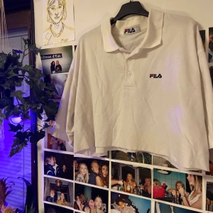 FILA-topp - FILA-pike köpt second hand för något år sen! ✨ Storlek är runt L skulle jag tro, men sitter fint på olika storlekar beroende på hur man vill ha den ✌🏽😌