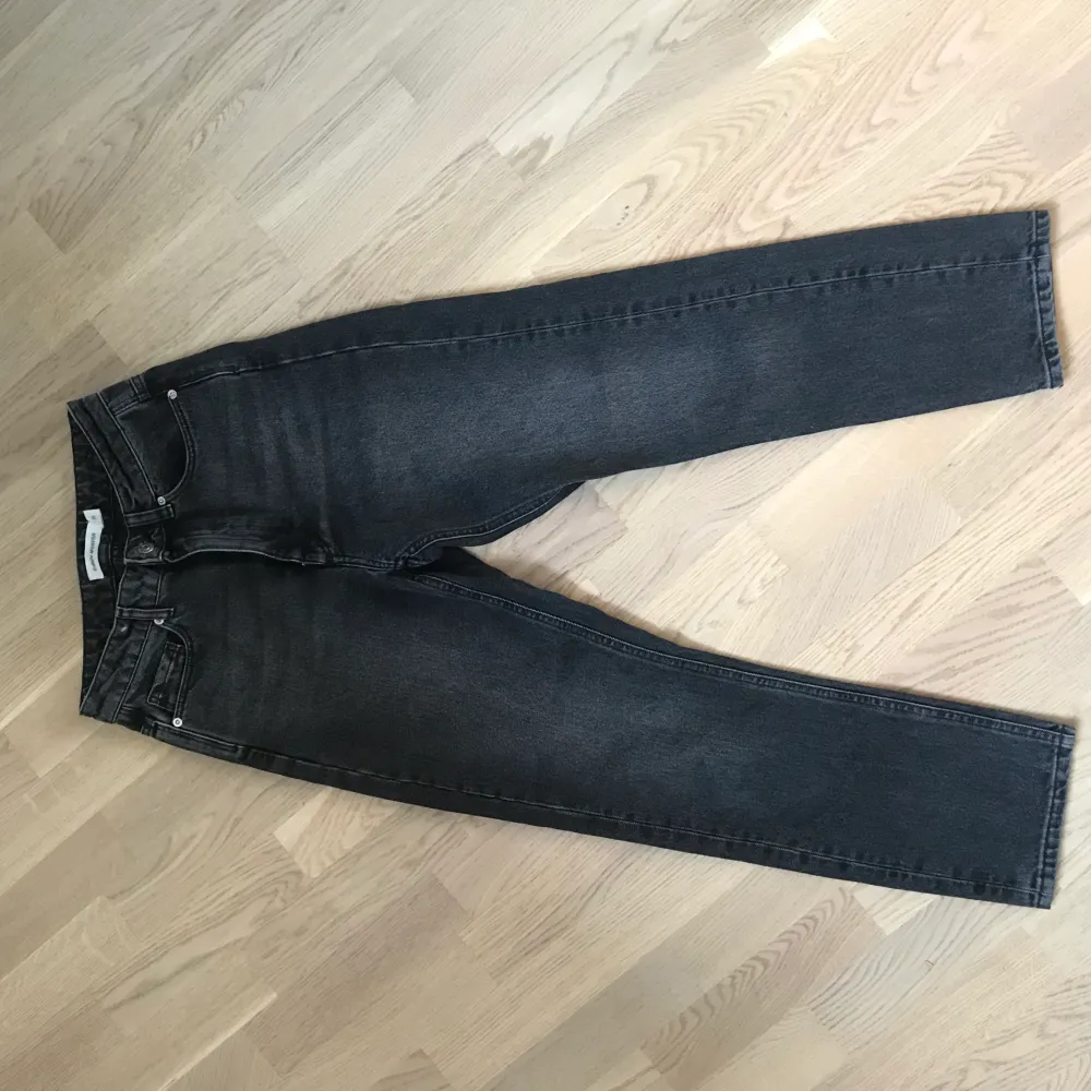 Snygga jeans från Carin Wester. Rak modell med hög midja. Endast använda fåtal gånger så de är i princip som nya! . Jeans & Byxor.
