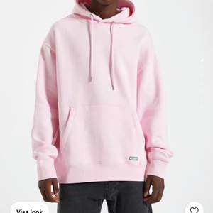 Sjukt snygg och skön rosa hoodie från Pull&Bear i Unisex modell! Oversize i modellen så passar någon med större storlek än XS också!