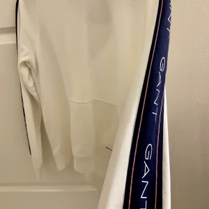 GANT HOODIE - Hoodie från gant med deras logga längs armarna. Storlek M. Aldrig använts så bra skick!