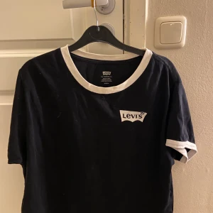 LEVIS  - Fint skick, knappt använd!