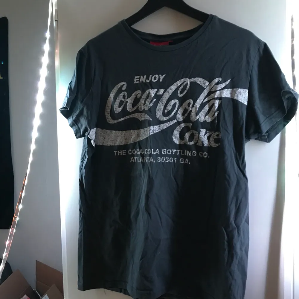 En Coca-Cola T-shirt aldrig använd! Köparen står för frakt och meddela om du har frågor! Pris kan diskuteras!. T-shirts.