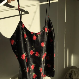 Svart silkes linne med rosor.  - Elegant linne med spagetti band. 🥀Svart med röda rosor på🥀 