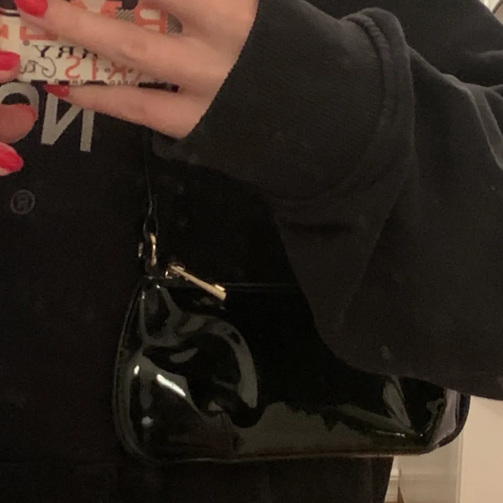 Cute liten 90-talsväska i svart lack🦉. Väskor.