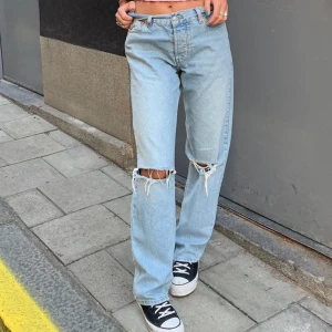 Jeans med håll på knäna  - ❌Intressekoll❌  på mina skitsnygga, trendiga jeans från Junkyard. Använda ett fåtal gånger och är i toppskick. Storlek W29 men passar S-M om man vill att de ska sitta som på bilderna. Jag är 172 cm lång och de går ner till hälarna på mig. Frakt på 63kr tillkommer🥰