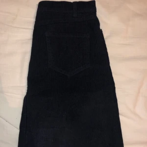 Manchester kjol - En kjol i manchester från Brandy Melville i onesize. Men den är ganska stretchig så passar flera storlekar men skulle endå säga att den sitter som en xs. Den är mörkblå. Om man inte kan mötas upp i Gävle tillkommer frakt!💕