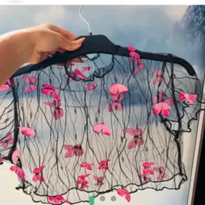 Festtopp 3d fjärilar - Sjukt snygg festtopp. Väldigt ovanlig och cool. I meshmaterial. . Tröjan är väldigt stretchig. Finns i rosa och lila💕 köpt i Spanien. Priset är med frakt. Fotar när jag postar💕