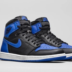 Nike Air Jordan 1 High Royal  - Säljer min brors Nike Air Jordan 1 High Royal i storlek 45. Nästintill aldrig använda och är i väldigt gott skick. Skriv för mer bilder!