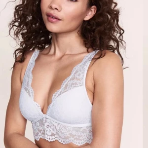 Spets bh - Vit spets bh utan byglar, endast testad! Säljer pga. att den är för liten🤍