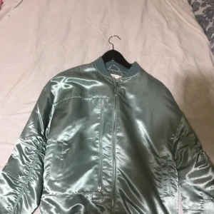 Bomber jacka - Säljer denna blåa bomberjacka från Mango helt ny aldrig använt. Nypris:500. Storlek L/XL priset kan sänkas!
