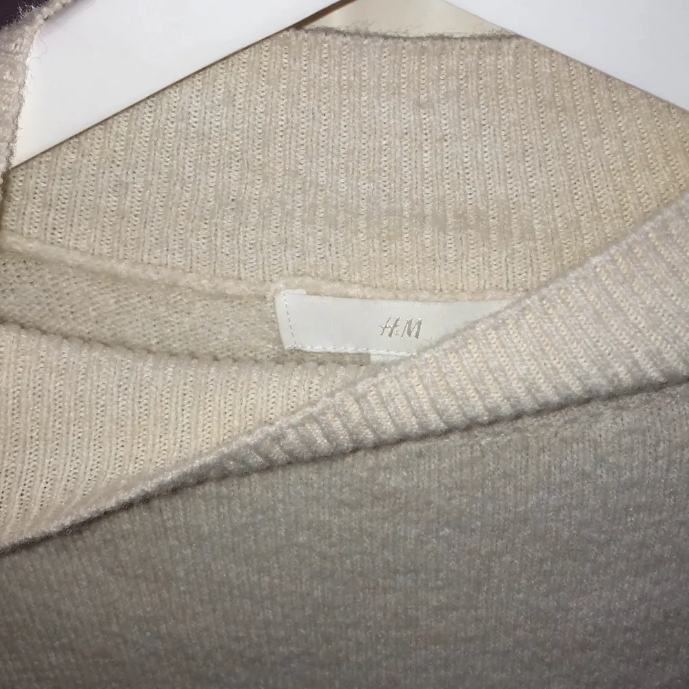 En vanlig, mysig och varm tröja från H&m med delade färger i beige och brun aktigt toner. Nästan aldrig använd, så som nyskick! Frakt tillkommer💕. Tröjor & Koftor.