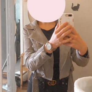 mockajacka - En ljusgrå mockajacka i storlek S, men skulle mer säga XS. ✨ lite kortare än en vanlig jacka , vilket syns på första bilden. Djur finns i hemmet och köparen står för ev. frakt✨