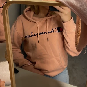 Champion hoodie - Rosa champion hoodie, lite ”mer” rosa i verkligen, den ser mer beige ut på bilderna.😍✨