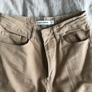 Beiga jeans - SJUKT snygga raka/vida jeans från Carin Wester med vita sömmar som är så fräscha! Passar tyvärr inte längre men älskar dom!