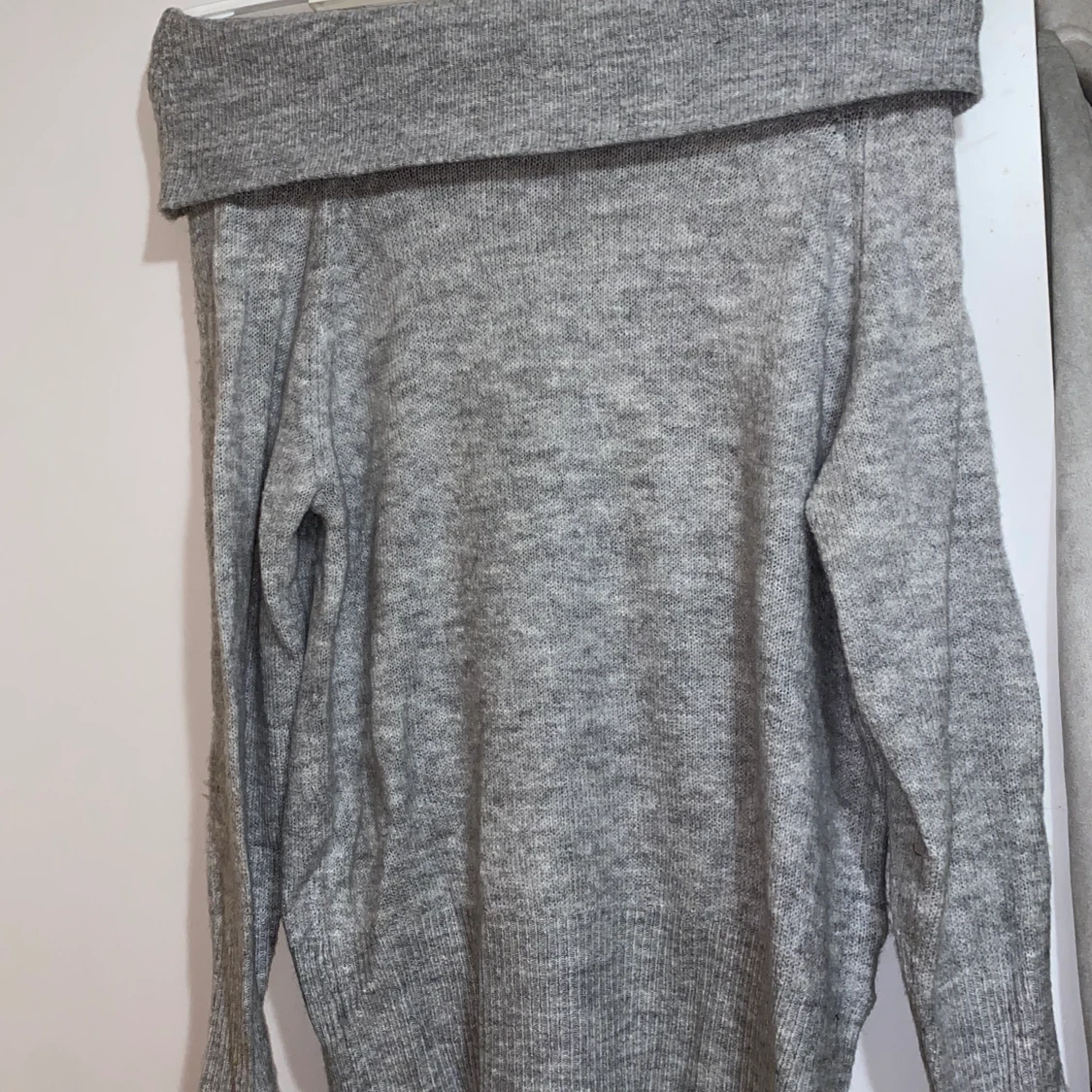 Off shoulder stickad tröja - 90