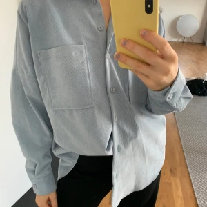 Manchester skjorta från Zara - En blå manchester skjorta från Zara. Använd 1-2 gånger.  