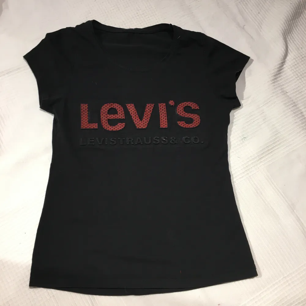 Säljer nu min svarta Levis tröja (som är fejk) eftersom den aldrig kommer till användning, använd 1-2 gånger💞 köpare står för frakt 🥰. T-shirts.