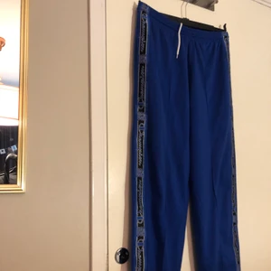 Champion byxor - Champion byxor, jätte fina men noppriga. Används ej. Står att de är storlek L men passar mig som har m🥰