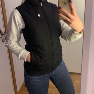 Peak performance väst - En tunn snygg peak väst som även går att vänta ut om in(sista bilden) inga fläckar eller fel men behöver bli av med samma kläder😅 