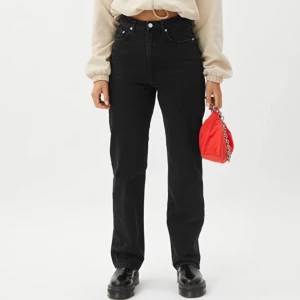 Svarta weekday rowe jeans - Weekday rowe jeans i färgen ”echo black” storlek W27/L30, passar typ S. Perfekta straight leg jeansen! Nypris 500kr. Säljer pga för stora för mig (se bild 2!!) Spårbar frakt till brevlåda tillkommer för 66kr💞