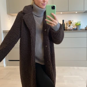 Lång brun teddyjacka  - Använd 1-2 ggr. Frakt tillkommer 63kr