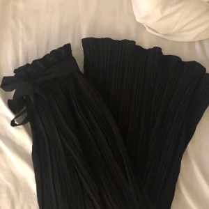 Vidabyxor - Fina vida byxor! Rosetknyt i midjan, byxorna är korta i modellen och jag är 157cm lång 💗